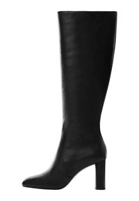 Musta polvipituinen nahkasaapas, jossa on terävä kärki ja sylinterimäinen korkeakanta.