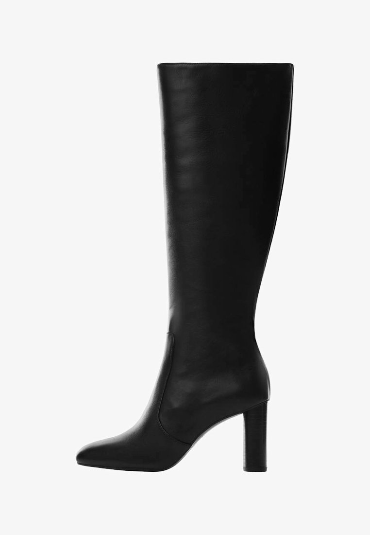 Musta polvipituinen nahkasaapas, jossa on terävä kärki ja sylinterimäinen korkeakanta.