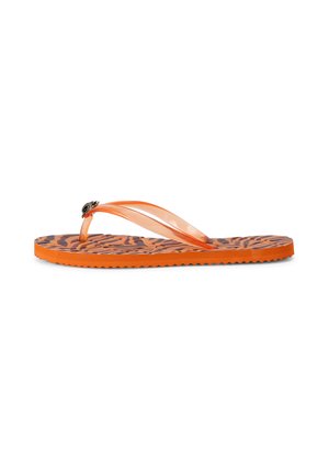 Oranje teenslipper met doorschijnende oranje bandjes en zool met tijgerstrepen, zijaanzicht op witte achtergrond.