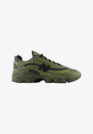 Zapatilla de correr verde con un diseño elegante, que presenta acentos grises, un logo negro, malla texturizada y una suela acolchada para mayor soporte.