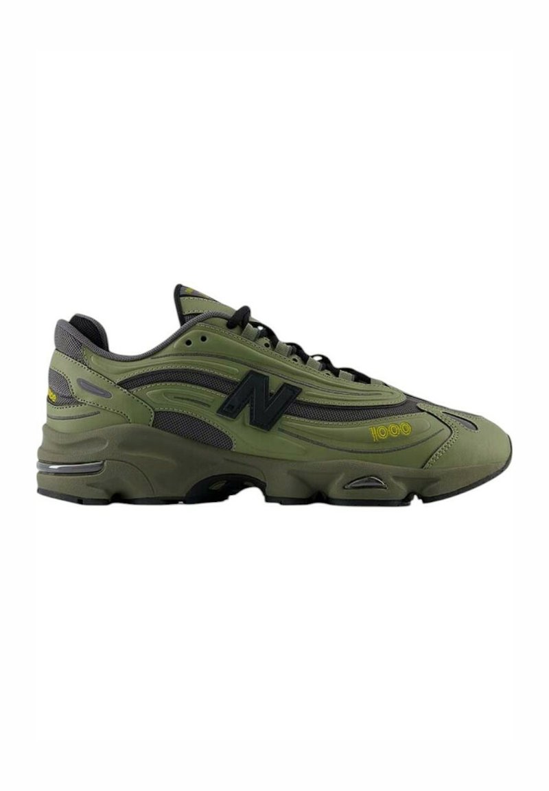 Chaussure de course verte au design élégant, avec des accents gris, un logo noir, un mesh texturé et une semelle rembourrée pour le soutien.
