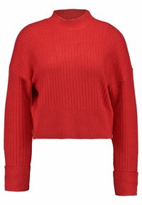 Czerwony, prążkowany krótki sweter z wysokim kołnierzem i szerokimi rękawami. Charakteryzuje się miękką fakturą i pionowymi liniami na całej tkaninie.