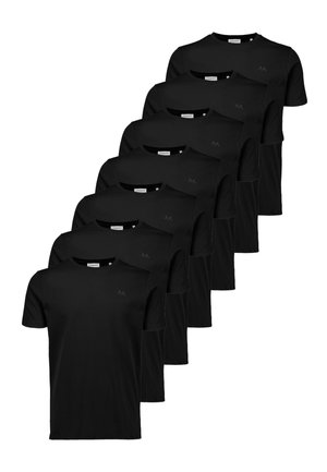 Zeven identieke effen zwarte t-shirts met korte mouwen, elk met een klein logo op de linkerborst, gerangschikt in een verspringende rij.