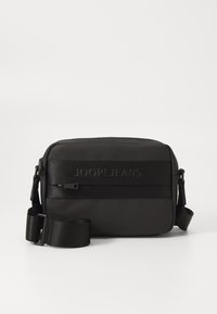 Borsa a tracolla rettangolare nera con una texture liscia, chiusura con zip, tracolla regolabile e logo "JOOP! JEANS" in rilievo sul davanti.