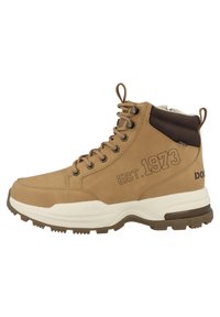 Bota alta marrón hecha de material sintético, con cordones redondos, puntera reforzada, panel texturizado y detalles de marca con "EST. 1973."