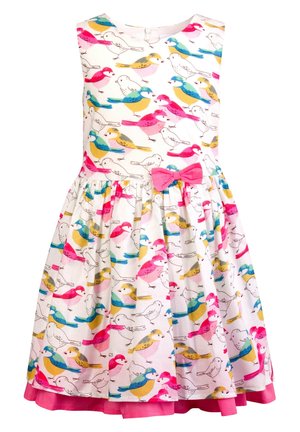 Biała sukienka bez rękawów z kolorowym nadrukiem ptaków, różową kokardą w pasie i różową podszewką widoczną na dole.