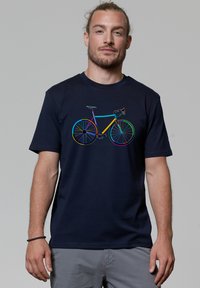 T-shirt bleu marine en coton, mettant en avant un graphique de bicyclettes colorées dans des couleurs néon. Design à manches courtes et col rond.