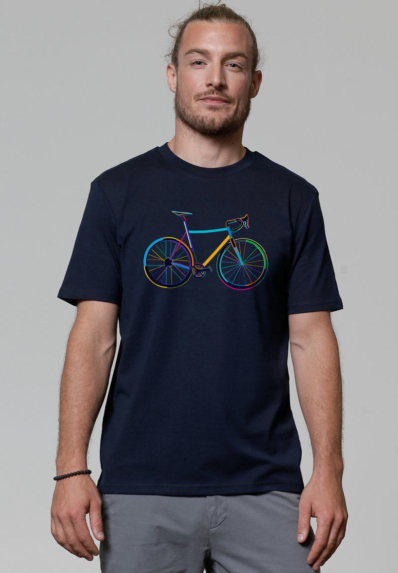 T-shirt bleu marine en coton, mettant en avant un graphique de bicyclettes colorées dans des couleurs néon. Design à manches courtes et col rond.