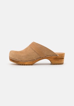 Sabot en daim marron clair avec semelle en bois, bout fermé, talon bas, et détails cousus le long du bord supérieur et de la semelle.