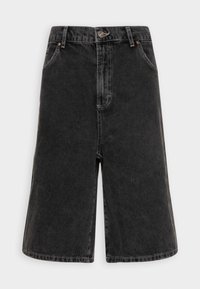 Mustat denimshortsit leveillä lahkeilla, joissa on nappikiinnitys ja vetoketju, vyölenkit ja etutaskut. Sileä pinta, haalistettu viimeistely.