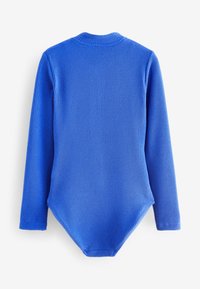 Langärmliger Body in lebendigem Blau mit strukturiertem Strickmuster. Das Design hat einen runden Ausschnitt und eine enganliegende Passform mit einem Druckverschluss im Schritt.