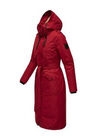 Manteau isolé rouge avec capuche, taille cintrée, grandes poches avant et accents noirs contrastés sur les poignets et les épaules.