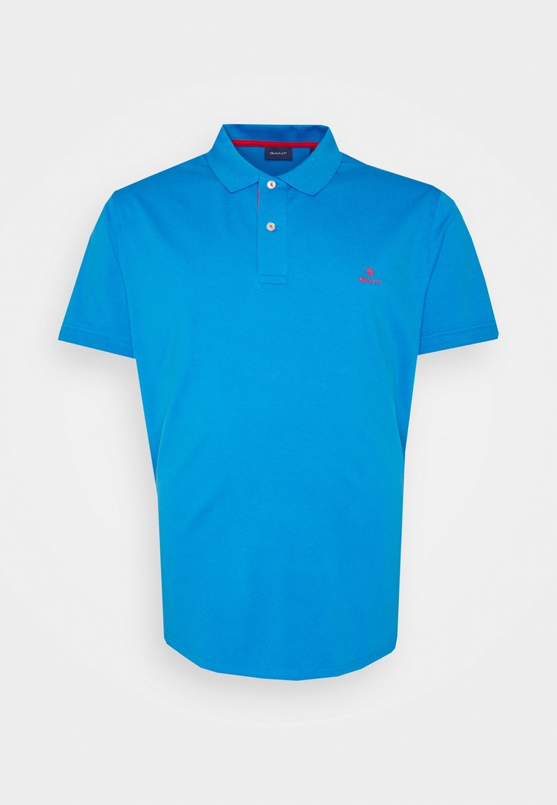 Polo bleu à manches courtes avec col, deux boutons blancs et petit logo rouge brodé sur la poitrine gauche.