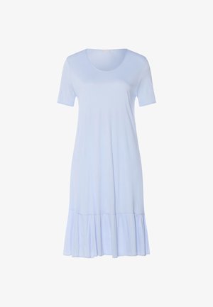 Jasnoniebieska sukienka z krótkim rękawem i okrągłym dekoltem, z marszczonym falbanowym dołem, długość do kolan, prosty i swobodny styl.