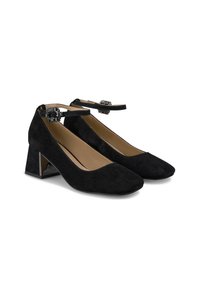 Scarpe con tacco alto in suede nero, con punta quadrata, cinturino alla caviglia e fibbia decorativa. Il tacco presenta un accento nero lucido.