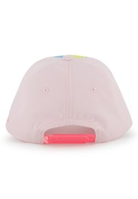 Ροζ καπέλο του μπέιζμπολ με απαλή υφή. Διαθέτει πολύχρωμο επάνω πάνελ, ρυθμιζόμενο ροζ πλαστικό λουράκι και κεντημένο λογότυπο στο πλάι.