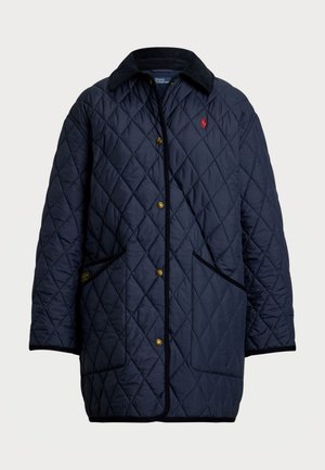 Marineblauer gesteppter Langmantel mit einem Cordkragen, Druckknöpfen, zwei vorderen Taschen und einem kleinen Emblem auf der Brust. Strukturmuster über die gesamte Oberfläche.