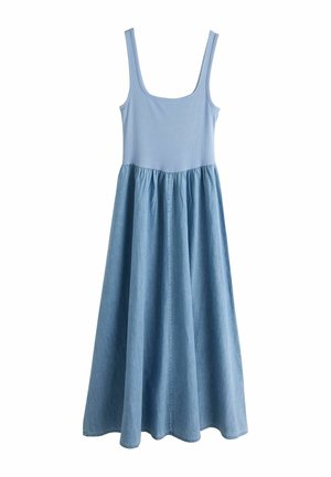Ärmelloses Kleid mit einem taillierten hellblauen Oberteil und einem gerafften, fließenden Jeansrock, der bis zur Mitte der Wade reicht.