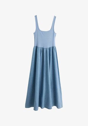 Robe sans manches avec un haut bleu clair ajusté et une jupe en denim froncée et fluide s'étendant jusqu'au milieu du mollet.