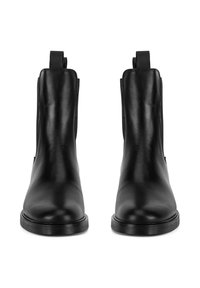 Mustad mustad nahast ankle boots elastsete külgpaneelidega, ümarate varvastega ja lamedate talladega. Sile tekstuur ja minimaalsed riistvara aktsendid.