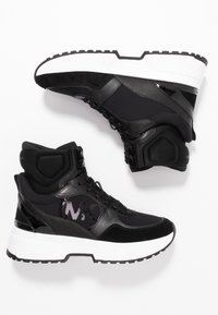 Černé vysoké tenisky z texturované kůže s semišovými prvky, s bílou stélkou a lesklým logem na boku.