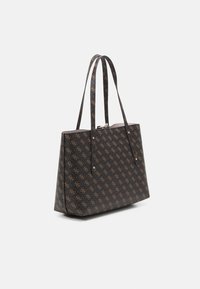 Sac fourre-tout à motif sombre avec deux longues anses, présentant un design en monogramme doré sur une surface texturée. Forme structurée avec une fermeture éclair.