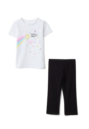 Witte korte mouw T-shirt met kleurrijke sterren, regenboog en de tekst "make a wish!" gecombineerd met effen zwarte leggings.