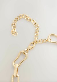 Lanț metalic din aur cu verigi ovale, un sistem de prindere tip homar și un finisaj texturat. Lanțul are un aspect lucios și un design flexibil.