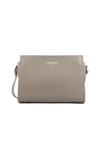 Borsa a spalla rettangolare taupe in pelle con hardware argentato e logo "Lancaster Paris" sul davanti.