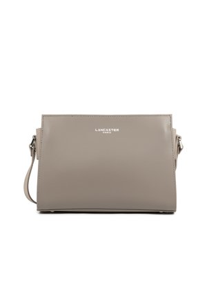 Borsa a spalla rettangolare taupe in pelle con hardware argentato e logo "Lancaster Paris" sul davanti.