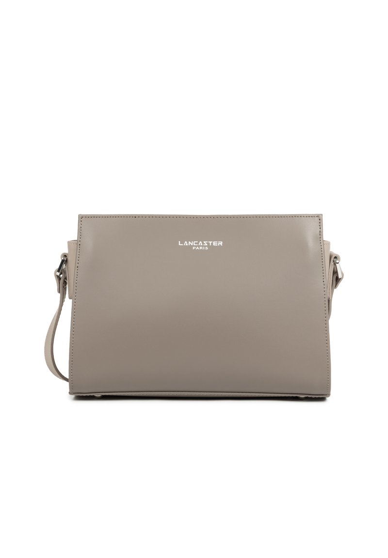 Borsa a spalla rettangolare taupe in pelle con hardware argentato e logo "Lancaster Paris" sul davanti.