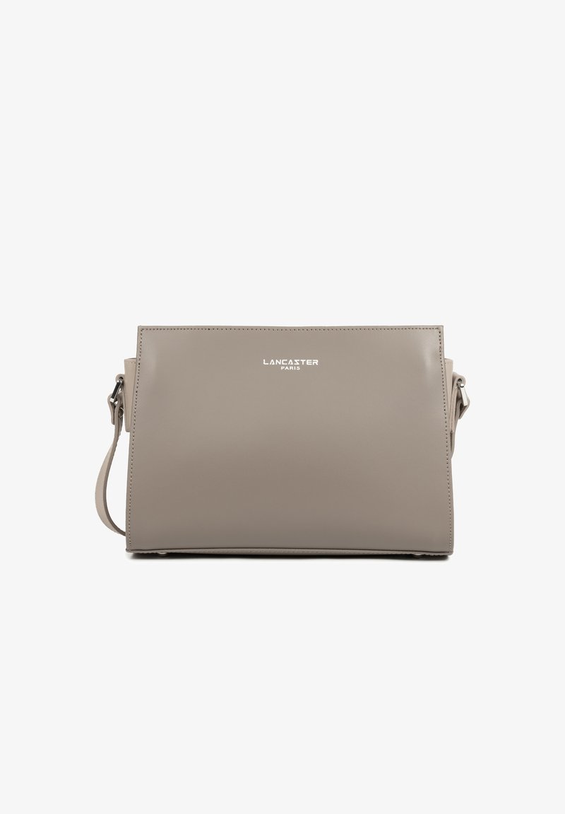 Borsa a spalla rettangolare taupe in pelle con hardware argentato e logo "Lancaster Paris" sul davanti.