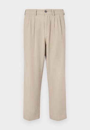 Beige bukser laget av et teksturert stoff med frontfold, knappelukking og rett ben-design.