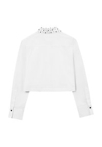 Weißes, kurzes Hemd mit langen Ärmeln, schwarzen Knopfakzenten und einem gepunkteten Kragen. Glatter Stoff mit einem klaren, minimalistischen Design.