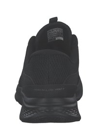 Schwarze Sportschuhe mit einer strukturierten synthetischen Oberseite, gerundetem Absatz und gepolsterter Sohle, auf der Seite mit dem Markennamen "SKECH-LITE PRO II".