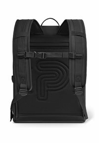 Schwarzer Rucksack mit strukturiertem, gepolstertem Rücken und Trägern. Verfügt über verstellbare Schnallen und ein hervorgehobenes, geprägtes Design auf der Vorderseite.