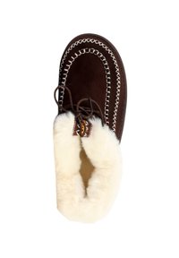 Bruine suède pantoffel met crèmekleurige imitatiebontvoering, contrasterende witte stiksels en een vetersluiting. Voorzien van een decoratief label.