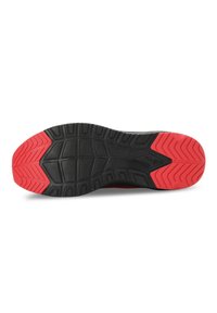 Semelle de chaussure en caoutchouc noir avec un grip texturé ; présente un accent rouge proéminent au niveau du talon ; motif de semelle complexe pour une meilleure traction.
