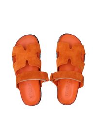 Orange ruskind sandaler med åben tå-design, brede stropper og justerbar ankelrem. Tekstureret overflade og kontrasterende indersålfarve.