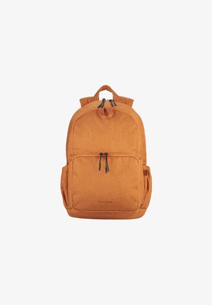 Oranje stoffen rugzak met twee zijzakken, een voorzak met rits en twee bovenhandvatten. Voorzien van zwarte ritsen en logo.