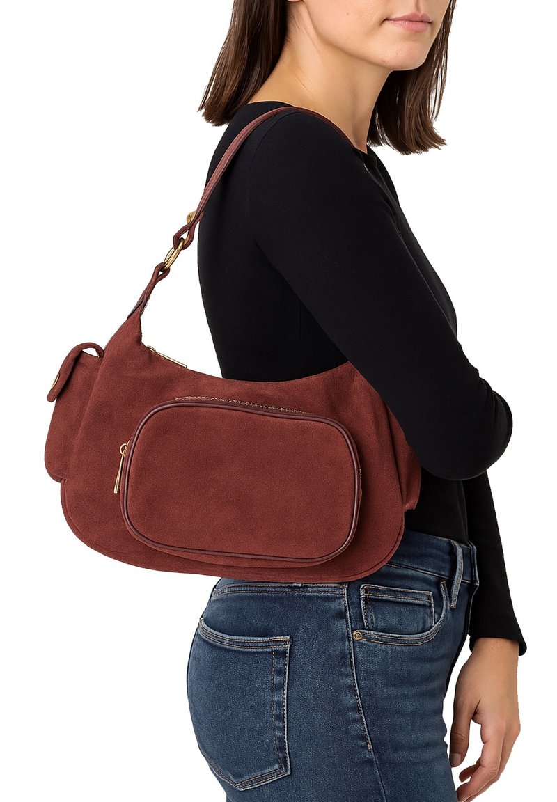 Borsa in suede marrone con una forma arrotondata, dotata di tasca con zip frontale, tracolla e dettagli in hardware dorato.