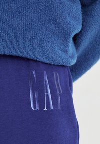 GAP LOGO PANT - Treningo apatinė dalis - bellwether blue