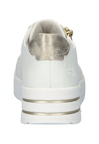 Sneaker bianca in pelle con un accento metallico dorato texturizzato sul tallone e strisce dorate sulla suola. Presenta una chiusura a zip sul lato.