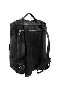 Zaino in pelle nera con una texture liscia, dotato di tasche con zip, spallacci regolabili e una patch con il logo sul davanti.