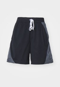 Pantalones cortos deportivos de malla negra con paneles laterales grises, cintura elástica y cordón blanco. Dispone de una tela transpirable y un ajuste holgado.