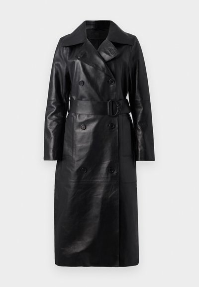 Czarny skórzany płaszcz trench z podwójnym zapięciem, szerokim kołnierzem, paskiem w talii i długimi rękawami. Gładka tekstura z dużymi guzikami.