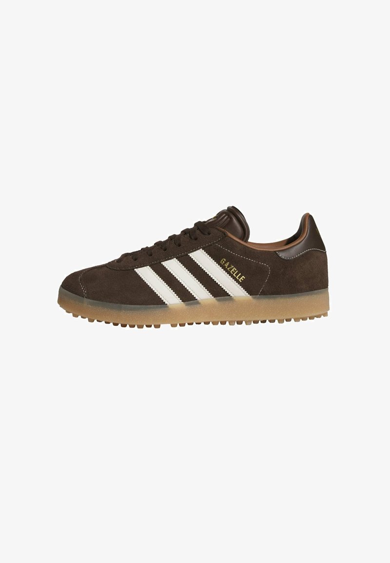 Baskets en daim marron avec un design à trois bandes blanches, des accents en cuir marron et une semelle en caoutchouc gomme. Logo "Gazelle" en or sur le côté.