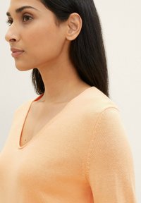 TOM TAILOR BASIC V-NECK - Džemperis - light coral