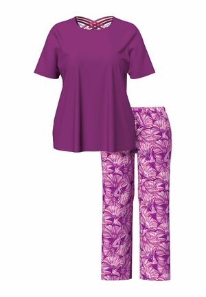 Top viola a maniche corte con scollo incrociato abbinato a pantaloni a gamba dritta con motivo floreale rosa e viola.