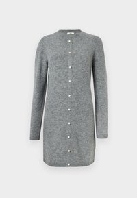 Γκρίζα φόρεμα με ζακέτα, φτιαγμένο από μαλακό πλεκτό ύφασμα, διαθέτοντας στρογγυλή λαιμόκοψη, μακριά μανίκια και κούμπωμα με πέρλες μπροστά.